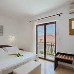 Tina 3* Arbanija
