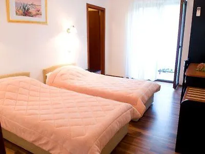 Tina 3* Arbanija