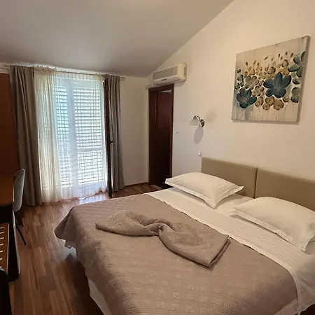 Tina Hotel Arbanija