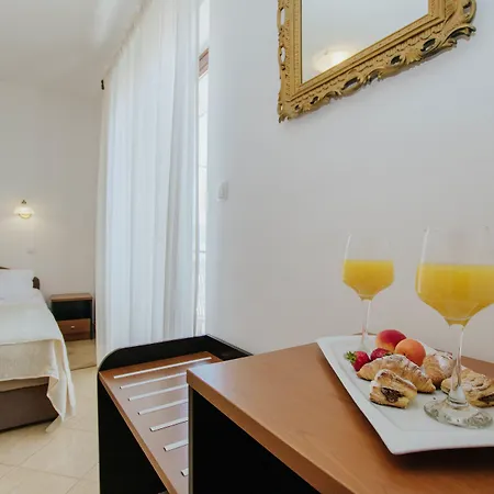 Hotel Tina Arbanija